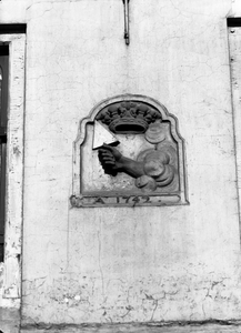 73856 Afbeelding van de gevelsteen De gekroonde troffel II in het huis Willemstraat 59 te Utrecht. De steen verwijst ...